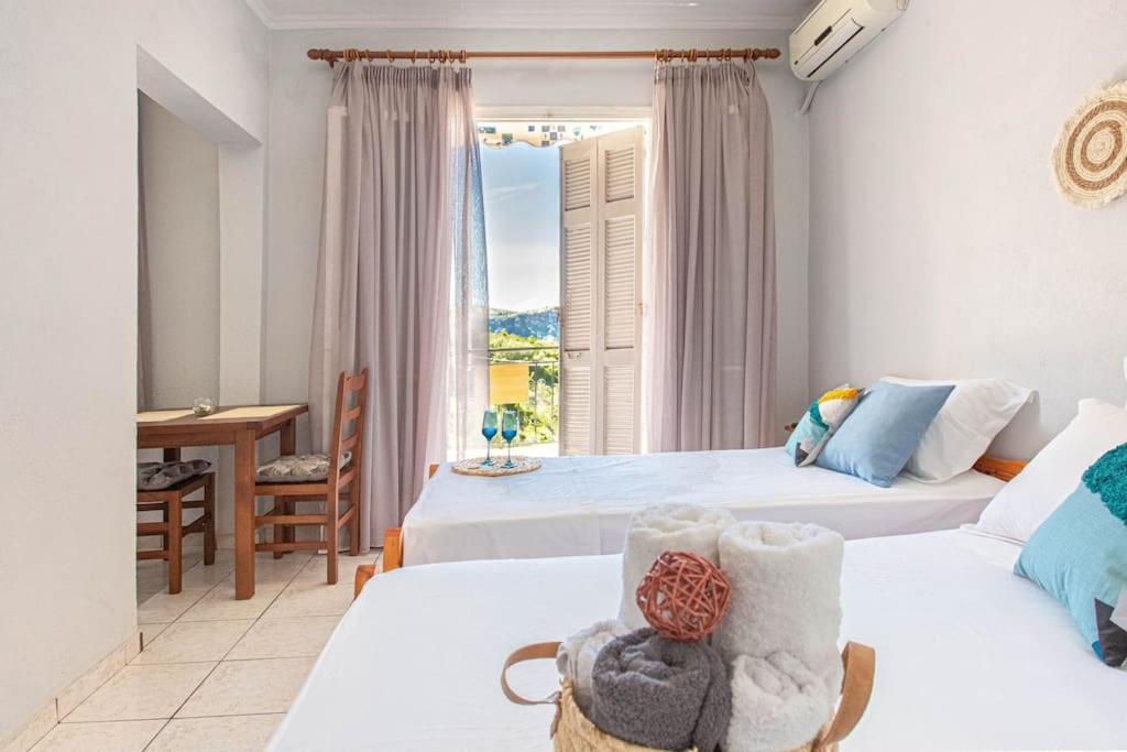 Blue Maraci 2 - Sea View, Kitchen, Beach Access Appartement Himare Buitenkant foto